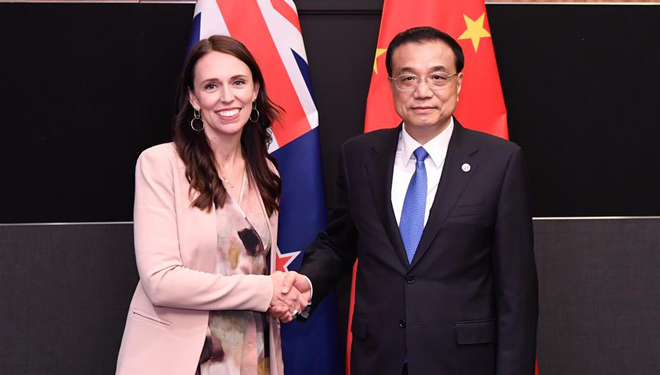 Li Keqiang trifft neuseeländische Premierministerin in Singapur