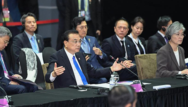 Li Keqiang nimmt am 21. ASEAN-China, Japan und Südkorea (10+3)-Führungstreffen in Singapur teil