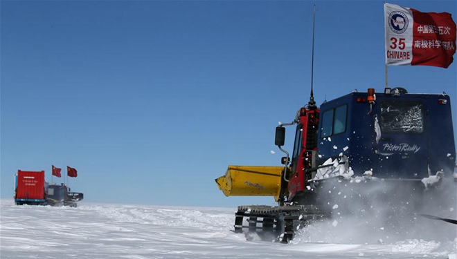 Chinas 35. Antarktis-Expeditionsteam läuft durch Eishügelchen in der Antarktis