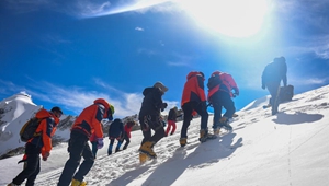 Bergsteiger-Team hilft bei der Reinigung der tibetischen Berge