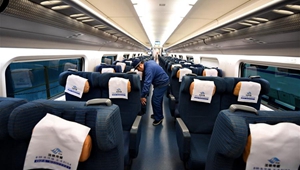 Bahnarbeiter führt Sicherheitsüberprüfung für Hochgeschwindigkeitszüge der Reisesaison zum Frühlingsfest durch