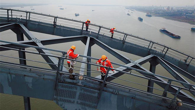 Jiujiang-Jangtse-Brücke für Reiseansturm zum Frühlingsfest überprüft