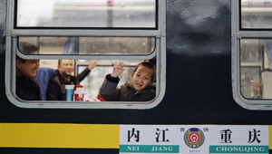 Passagiere fahren vor Frühlingsfest mit alten grünen Zügen nach Hause