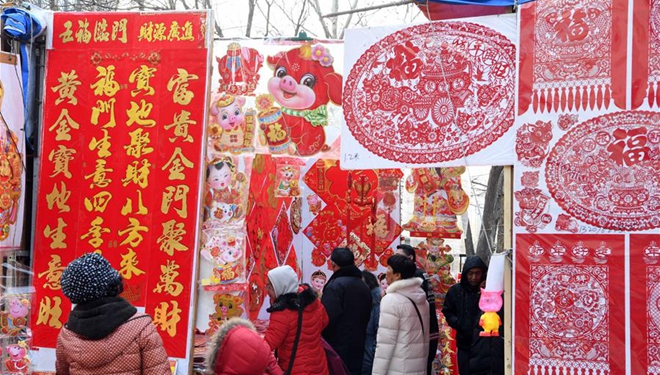 Alte Kulturstraße mit roten Laternen in Tianjin