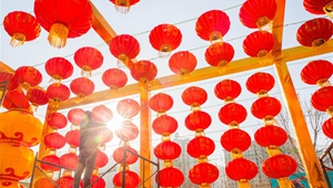 Rote Laternen für das bevorstehende Frühlingsfest in ganz China aufgehängt