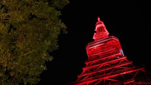 Tokyo Tower leuchtet rot zur Feier des chinesischen Frühlingsfest