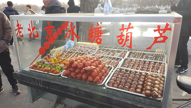 Menschen probieren Snacks auf Frühlingsfestsmärkten in Beijing