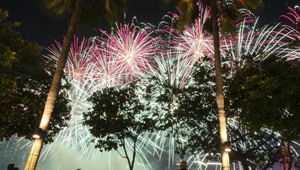 Chinesisches Team führt Feuerwerkshow zum Mondneujahr in Singapur auf