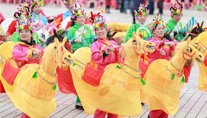 Pferdelaternen-Tanz zum Laternenfest in Jiangsu aufgeführt