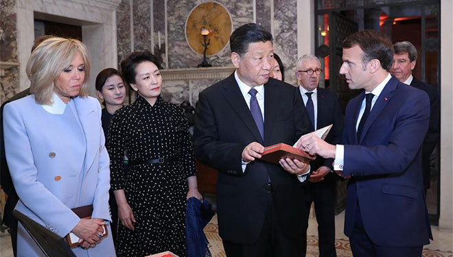 Xi Jinping erhält französische Originalversion der „Anleitung zu den Analekten des Konfuzius"