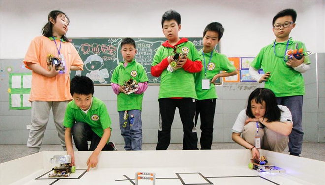 Schüler nehmen an Roboterwettbewerb in Hunan teil