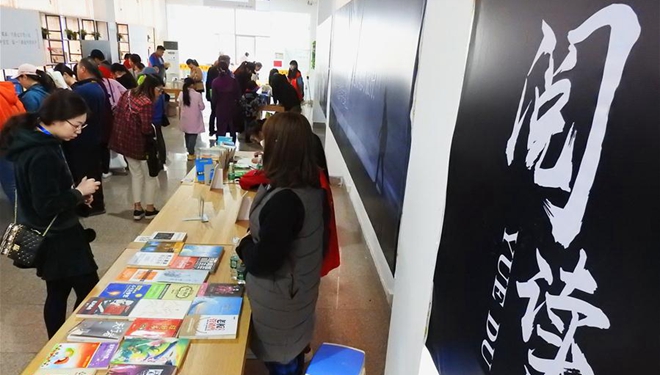 Leute haben Spaß beim Lesen in ganz China