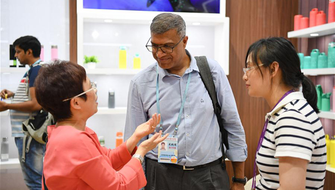 Zweite Phase der Chinesischen Im- und Exportmesse präsentieren Konsumgüter, Dekorationen und Geschenke