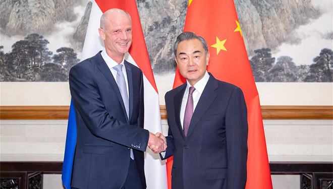 Wang Yi führt Gespräche mit niederländischem Außenminister