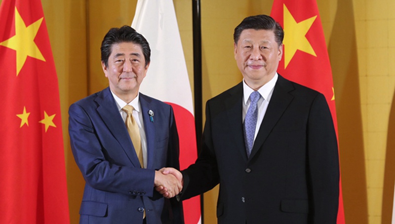 Xi Jinping trifft japanischen Premierminister Shinzo Abe