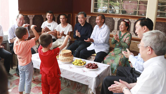 Wang Yang nimmt an siebter Sitzung über Paarungshilfe für Xinjiang teil