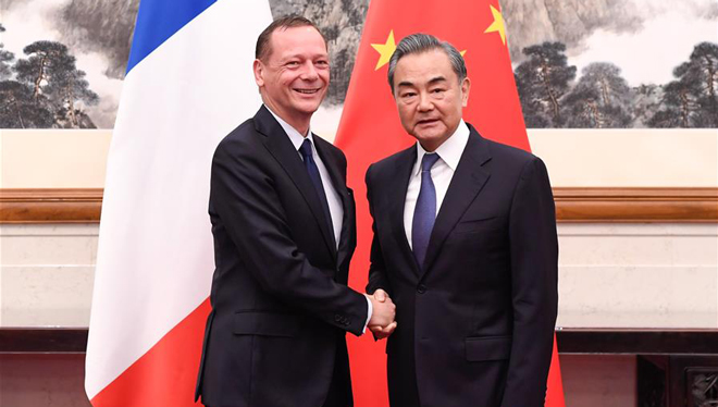 Wang Yi trifft diplomatischen Berater des französischen Präsidenten in Beijing