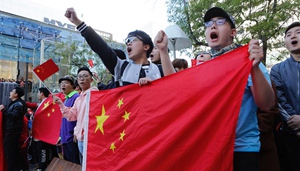 Menschen in Perth nehmen an Kundgebung für Aufruf zum Ende der Gewalt in HKSAR teil