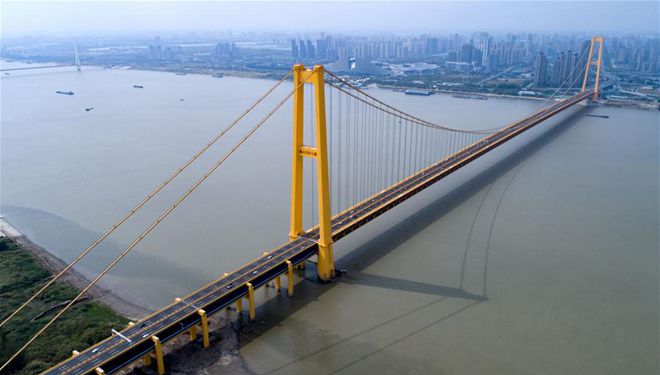 Luftaufnahme der Yangsigang-Jangtse-Brücke in Chinas Wuhan