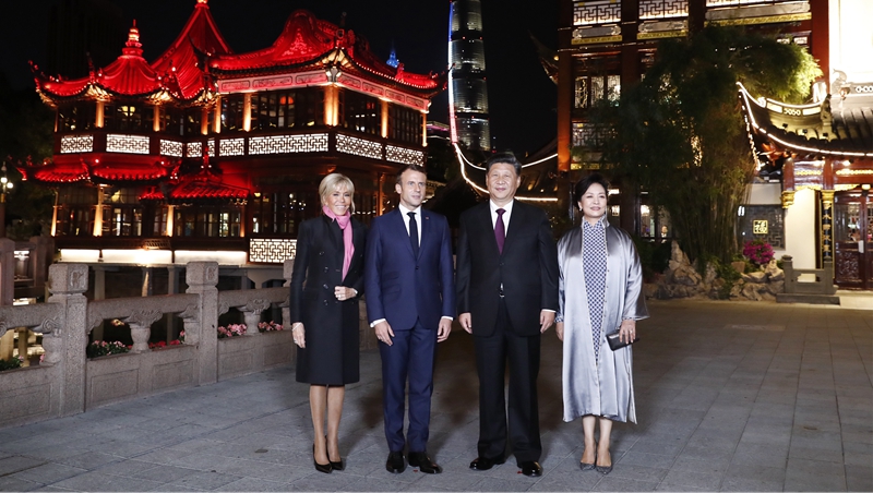 Xi und seine Ehefrau treffen französischen Präsidenten und seine Ehefrau