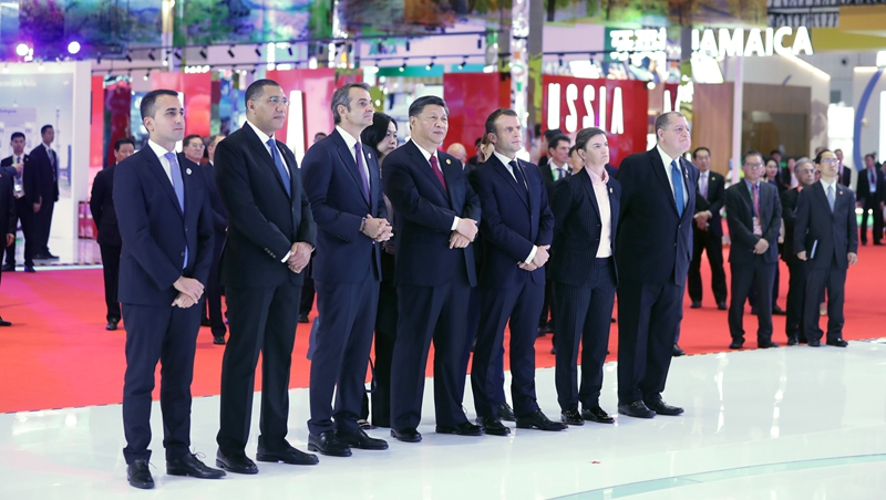 Xi und ausländische Führungen machen Rundgang durch Ausstellungen der CIIE