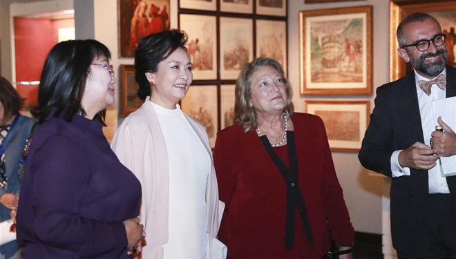Chinas First Lady Peng Liyuan besucht das Benaki-Museum in Athen