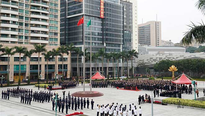 Zeremonie zum Hissen der Flagge anlässlich 20. Jubiläums der Rückkehr Macaus findet in Macau statt