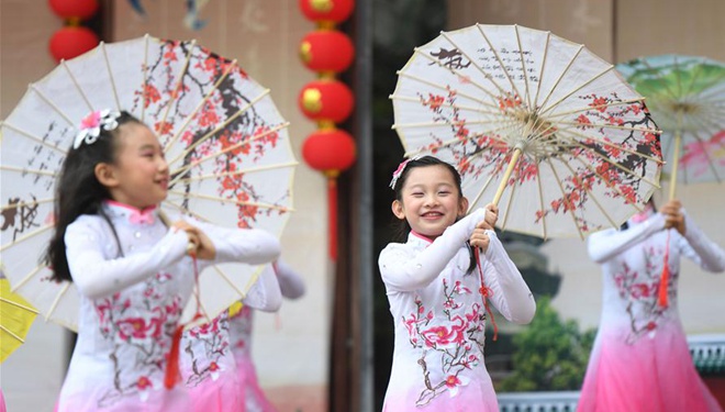 Neujahrsfeier mit Aufführungen und Spielen über die traditionelle Kultur wurde in Fuzhou Wushan Grundschule veranstaltet