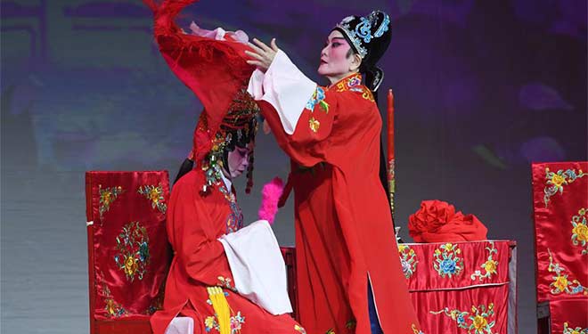 Sänger chinesischer Oper führen kantonesische Oper in Singapur auf