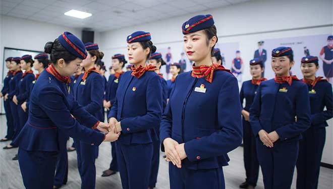 Junge Stewardessen nehmen am Training für Reiseansturm beim Frühlingsfest teil