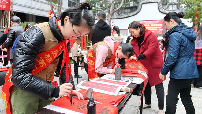 Frühlingsfest-Couplets an Anwohner in Fuzhou verteilt