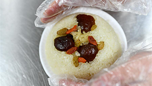 Herstellung von Reispudding mit acht Schätzen in Zunyi von Guizhou