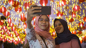 Laternendekorationen für bevorstehendes chinesisches Frühlingsfest in Surakarta von Indonesien