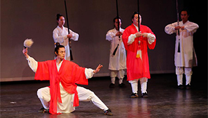 Chinesische Darsteller führen Kung-Fu in Tel Aviv auf