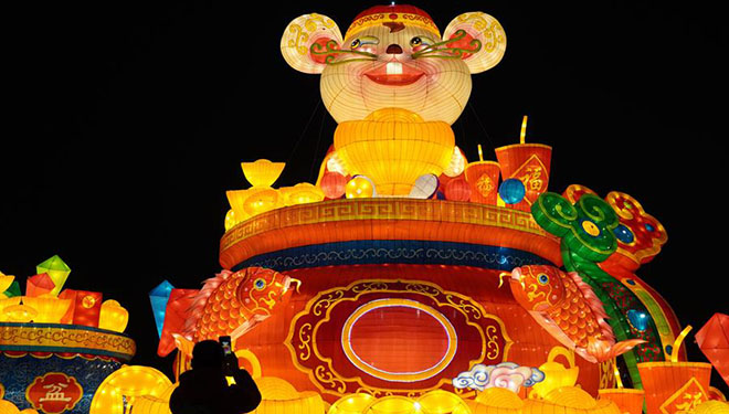 Menschen genießen Laternenshows für bevorstehendes chinesisches Neujahr in China