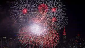 Feuerwerke explodieren für chinesisches Neujahrsfest in New York