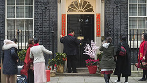 Couplets vor Downing Street 10 geklebt, um chinesisches Neujahrsfest zu feiern