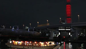Der Tokyo Skytree Tower für chinesisches Neujahrsfest rot beleuchtet