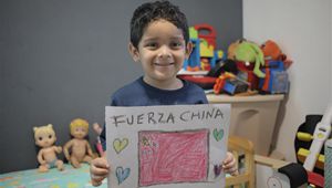 Junge zeichnet Bild zur Unterstützung des Kampfes Chinas gegen Coronavirus