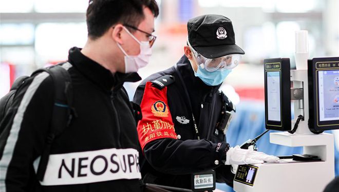 Eisenbahnpolizei trägt zur Sicherheit des Transports bei Ausbruch des Coronavirus in Guizhou bei