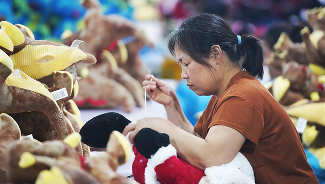 Spielzeugfabrik bietet Arbeitsplätze für von Armut betroffene Haushalte in Shandong an