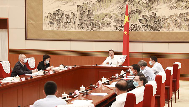 Li Keqiang leitet ein Symposium in Beijing, um wirtschaftliche Situation zu analysieren