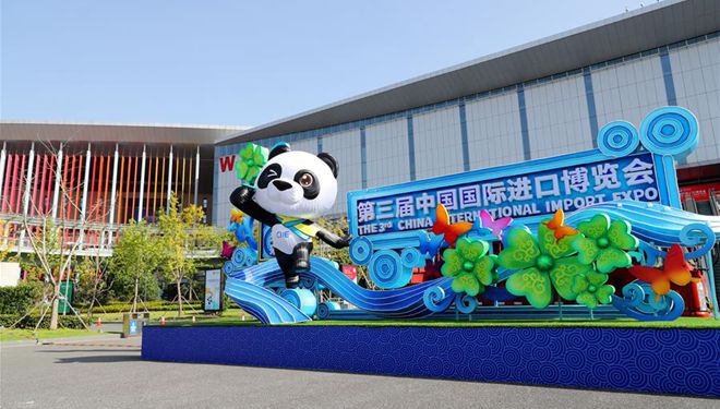 Menschen bereiten bevorstehende 3. China International Import Expo in Shanghai vor