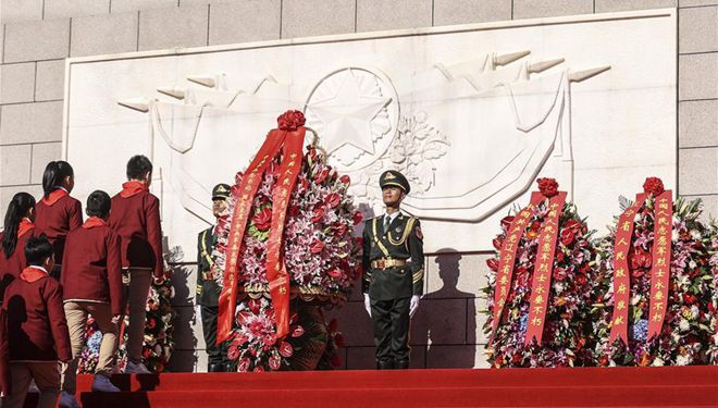 Blumenkörbe werden zum 70 Jahrestag des Kriegs zum Widerstand gegen die US-Aggression und zur Hilfe für Korea gelegt