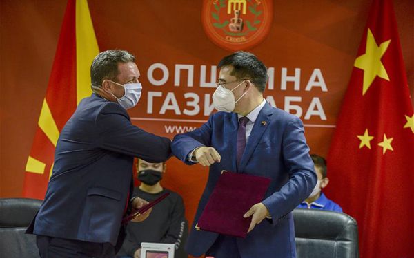 Chinesische Botschaft in Nordmakedonien spendet Tabletcomputer an Schüler