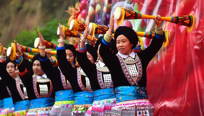 Menschen der ethnischen Gruppe Yao treten w&auml;hrend des Erntefestivals in Guangxi auf