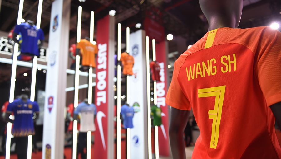 Unternehmen aus allen Teilen der Welt bringen hochwertige Waren und Dienstleistungen zur laufenden CIIE