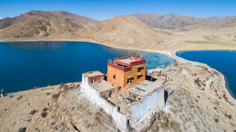 Rituo-Tempel am Nordufer des Yumzhog-Yumco-Sees in Tibet