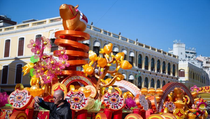 Frühlingsfestdekorationen in Macau aufgesetzt