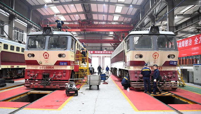 Techniker warten Züge für bevorstehenden Reisesturm des Landes beim Frühlingsfest